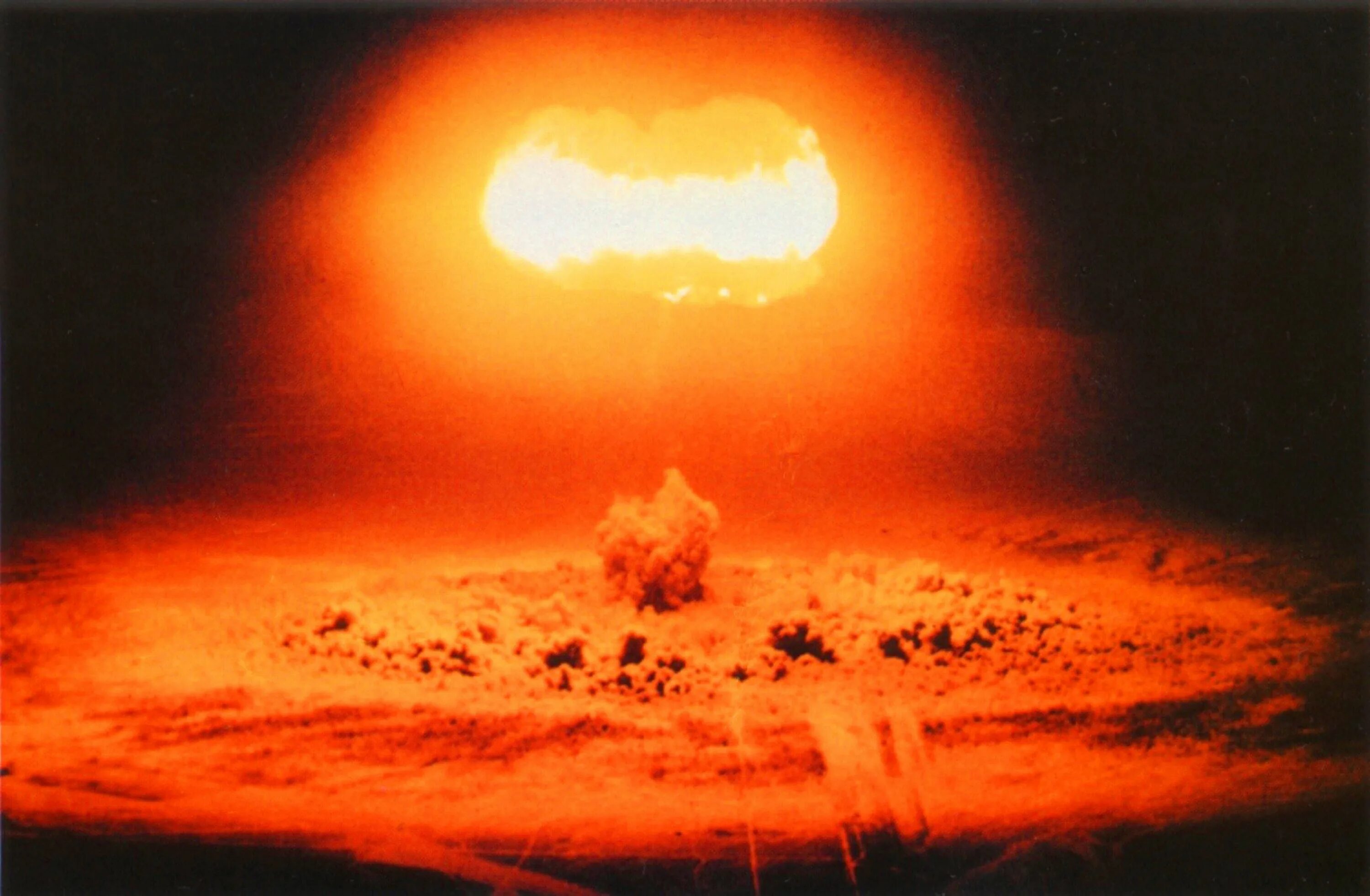 Световое излучение ядерного взрыва. Ядерный взрыв. Ядерное оружие световое излучение. Высотный взрыв ядерного оружия. Ядерный термоядерный взрыв