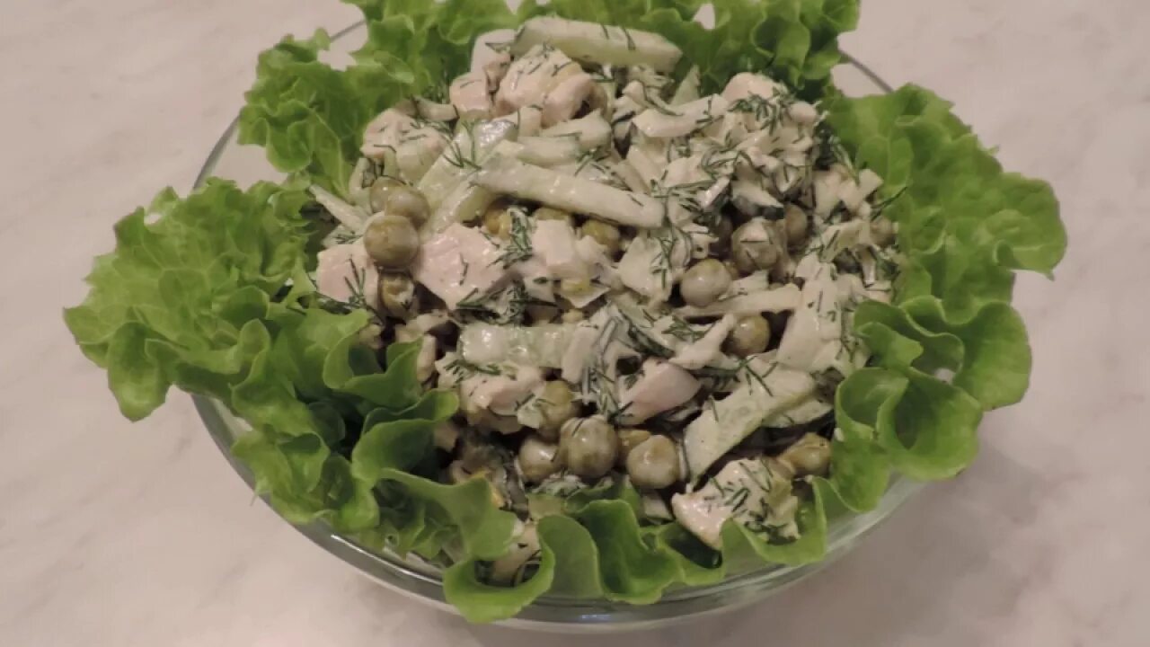 Салат с курицей и солеными огурцами горошком. Курица горошек соленый огурец. Салат. Салат с курицей и зеленым горошком. Салат с курицей и солеными огурцами.