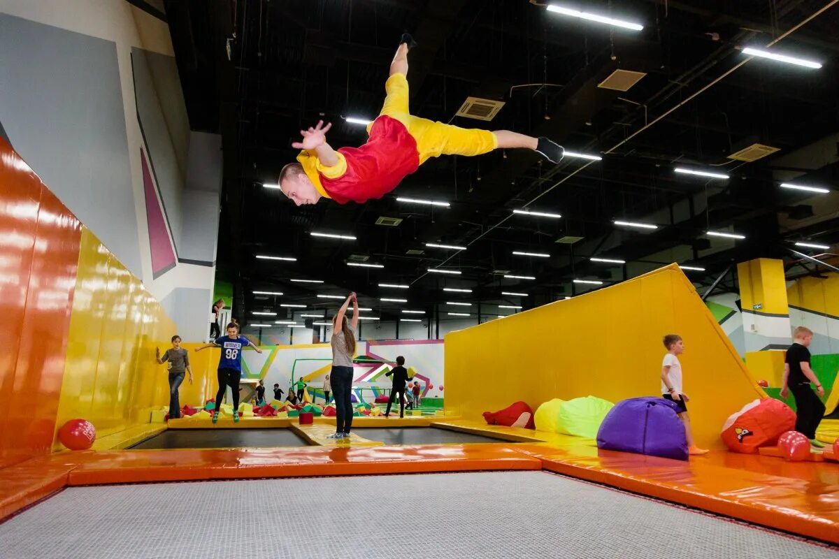 Батуты колумбус. Батутный центр атмосфера тюмень. Батутный центр на московском шоссе самара. Батутный центр тюмень коломбус. Батутный центр в коламбус на пражской.