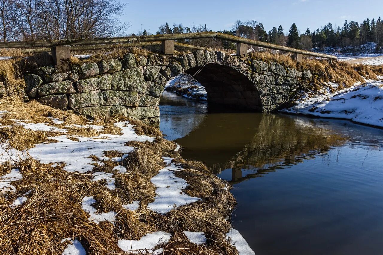 Река синяя хангаласский улус. Синяя река. Вода река. Если речка голубая пробудилась ото сна и бежит. Река и небо.