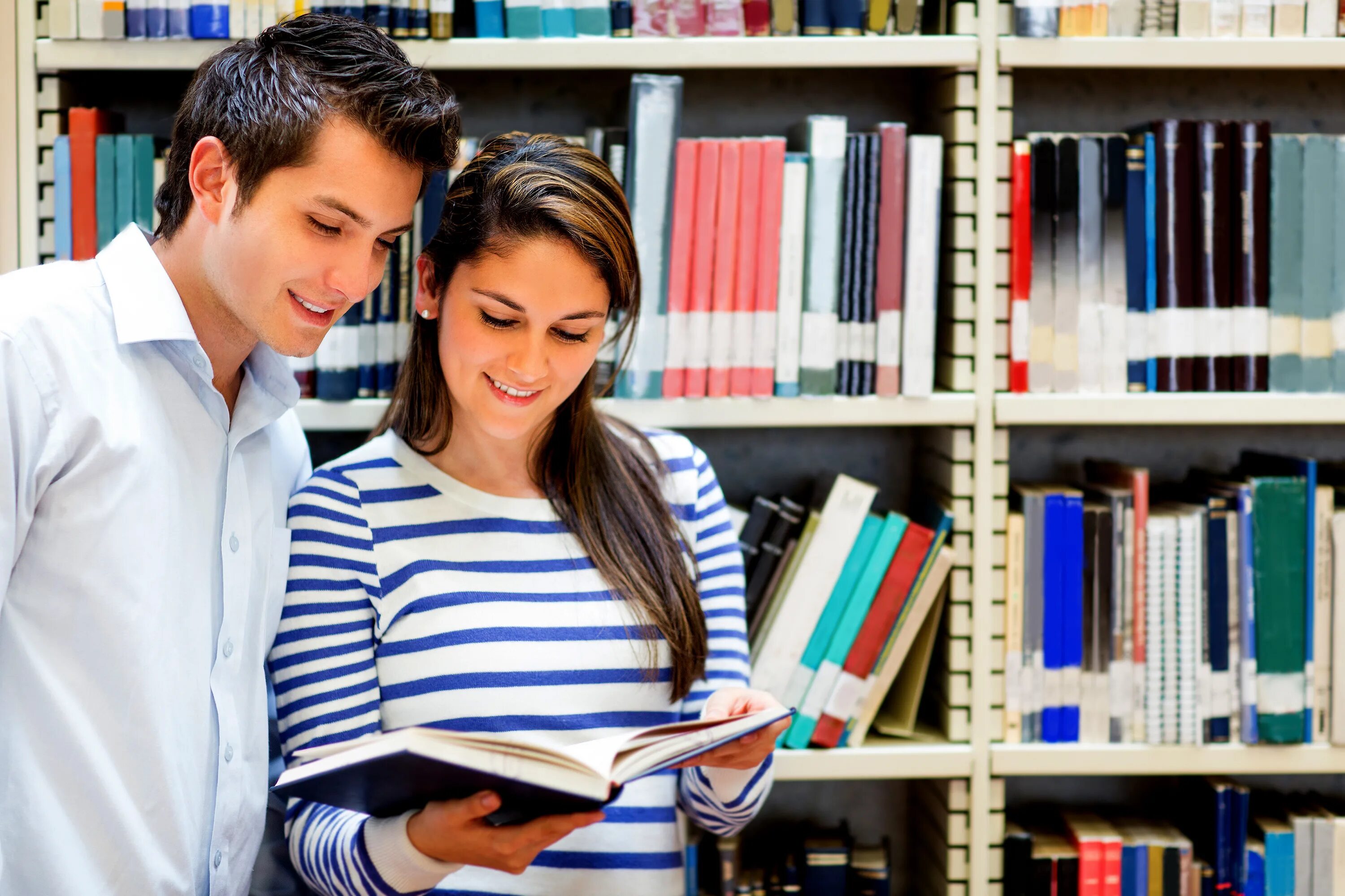 Люди в библиотеке. Завал по учебе. Книга человек. Книга человек. Человек читает.