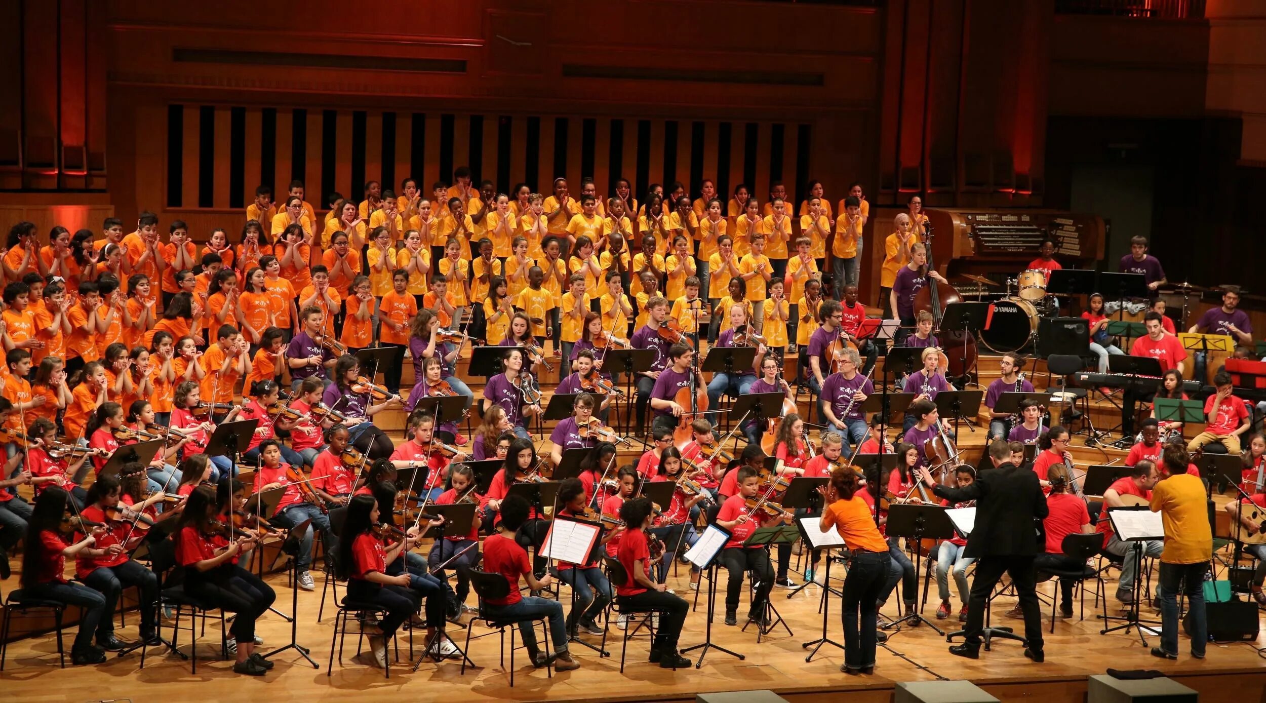 National orchestra. El sistema оркестр. Фиолетовый оркестр. Оркестр линиями. Симфонический оркестр на синем фоне.