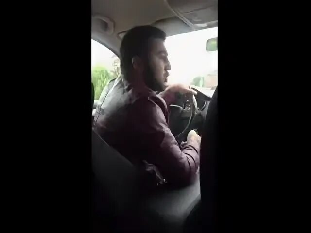 девушка возле такси. такси я же мать. пассажир такси. женщина села в такси. женщина водитель такси.