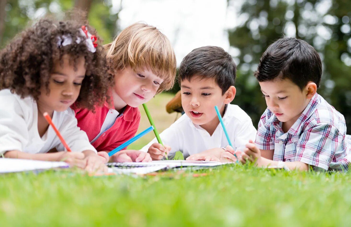 Student children. Счастливый ребенок. Дети в школе. Дети школьники. Играющие дети в школе.