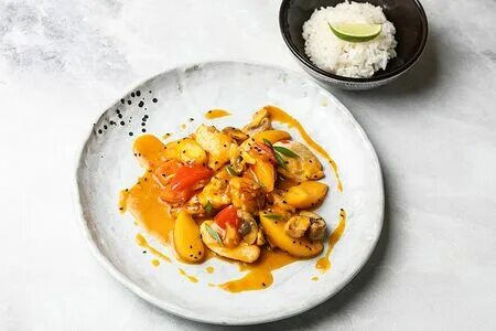 Курица с персиками консервированными