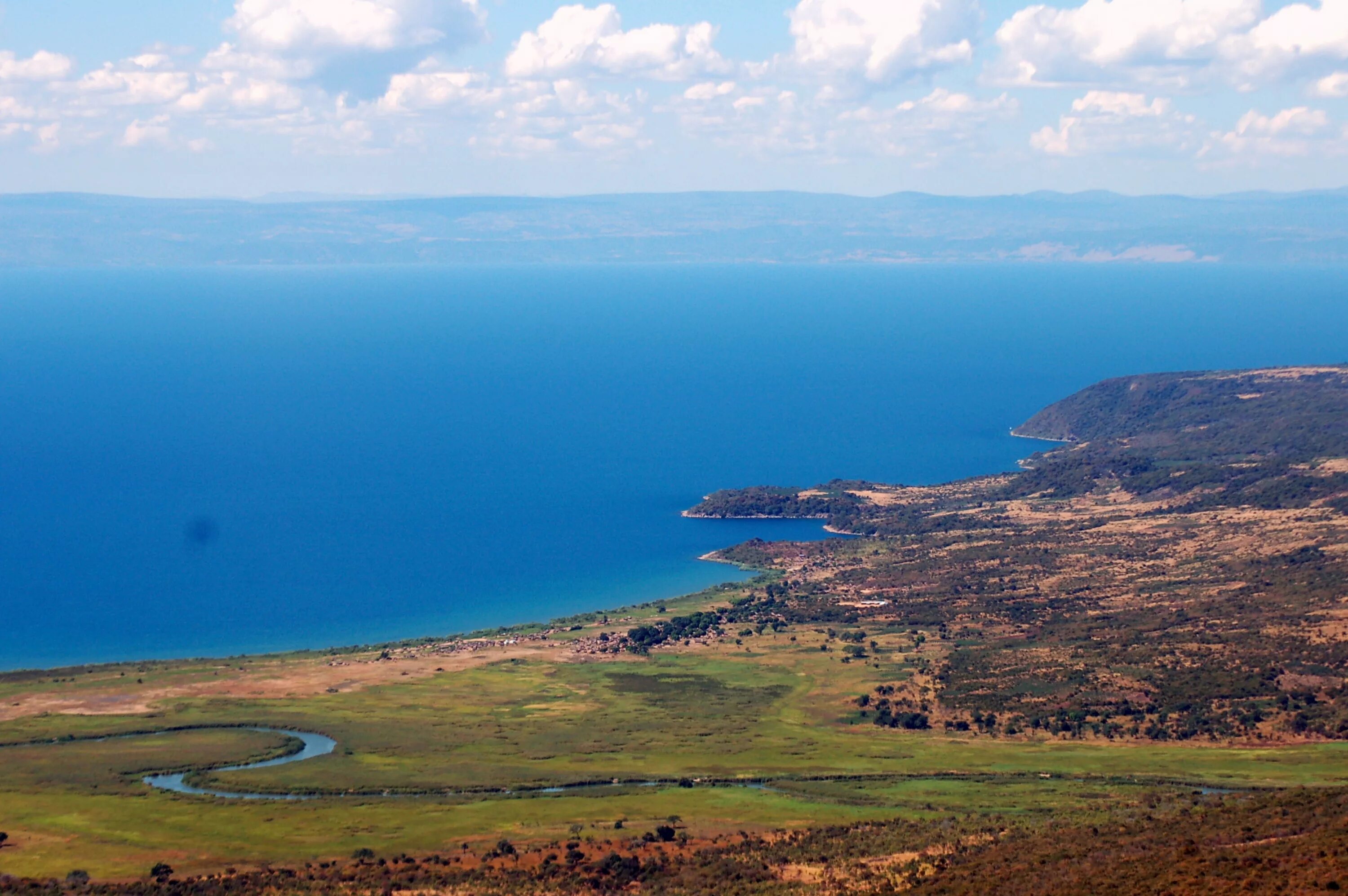 Длинное озеро африки. Озеро Танганьика. Озеро Танганьика в Африке. Бурунди Танганьика. Бурунди озеро Танганьика.