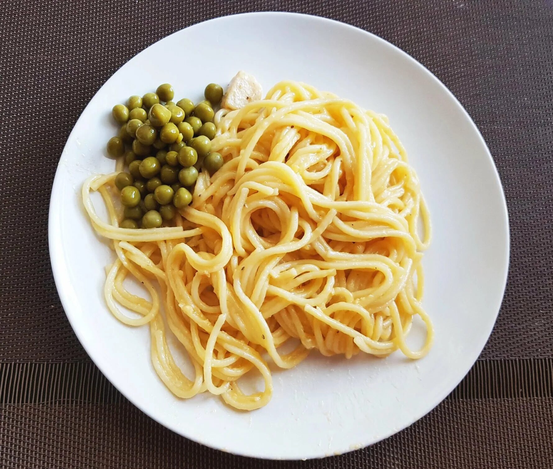 Школьные макароны с котлетой. Спагетти с котлетами. макароны с котлетой. вермишель с котлетами. макароны с котлетой и подливом.
