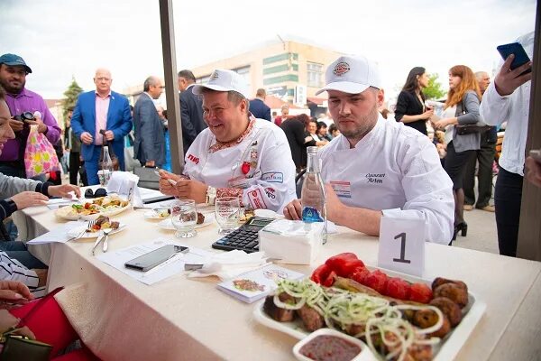 Фестиваль шашлыка. Фестиваль шашлыка в чалтыре. Дон шашлык в чалтыре 2022. Шашлык. Лебердон ростов-на-дону шашлык.