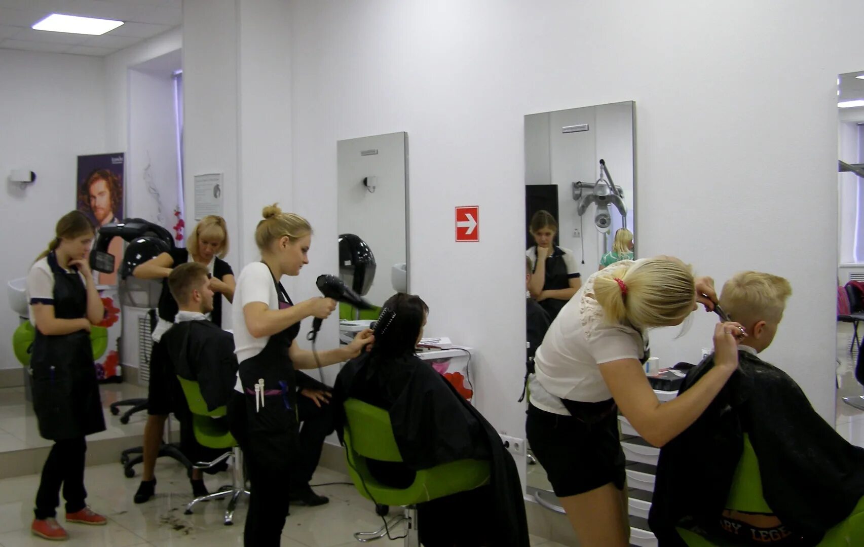 Колледж глухих в москве. Парикмахерская в училище. Колледж на парикмахера после 9 класса. Владимирский технологический колледж. Колледж парикмахерского искусства смоленск.