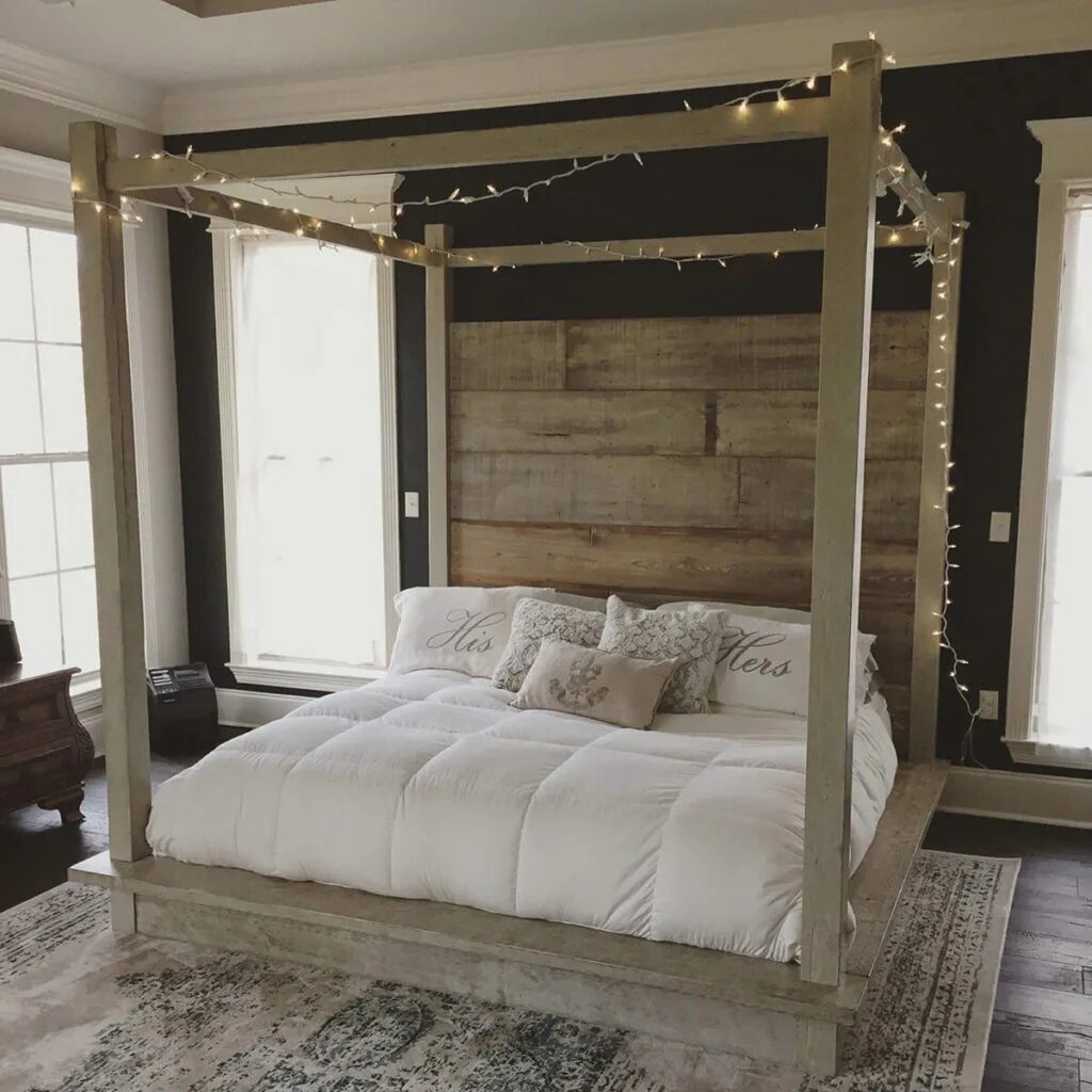 Двуспальная кровать дома дом. Деревянная кровать с балдахином. Кровать с балдахином в стиле лофт. Кровать с балдахином двуспальная деревянная. Кровать из брусков.