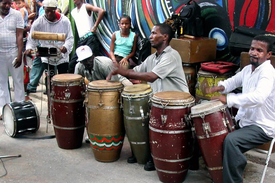 Кубинский барабан. Кубинские музыкальные инструменты. Национальные кубинские музыкальные инструменты. Кубинские барабаны. Музыкальные инструменты Кубы национальные.