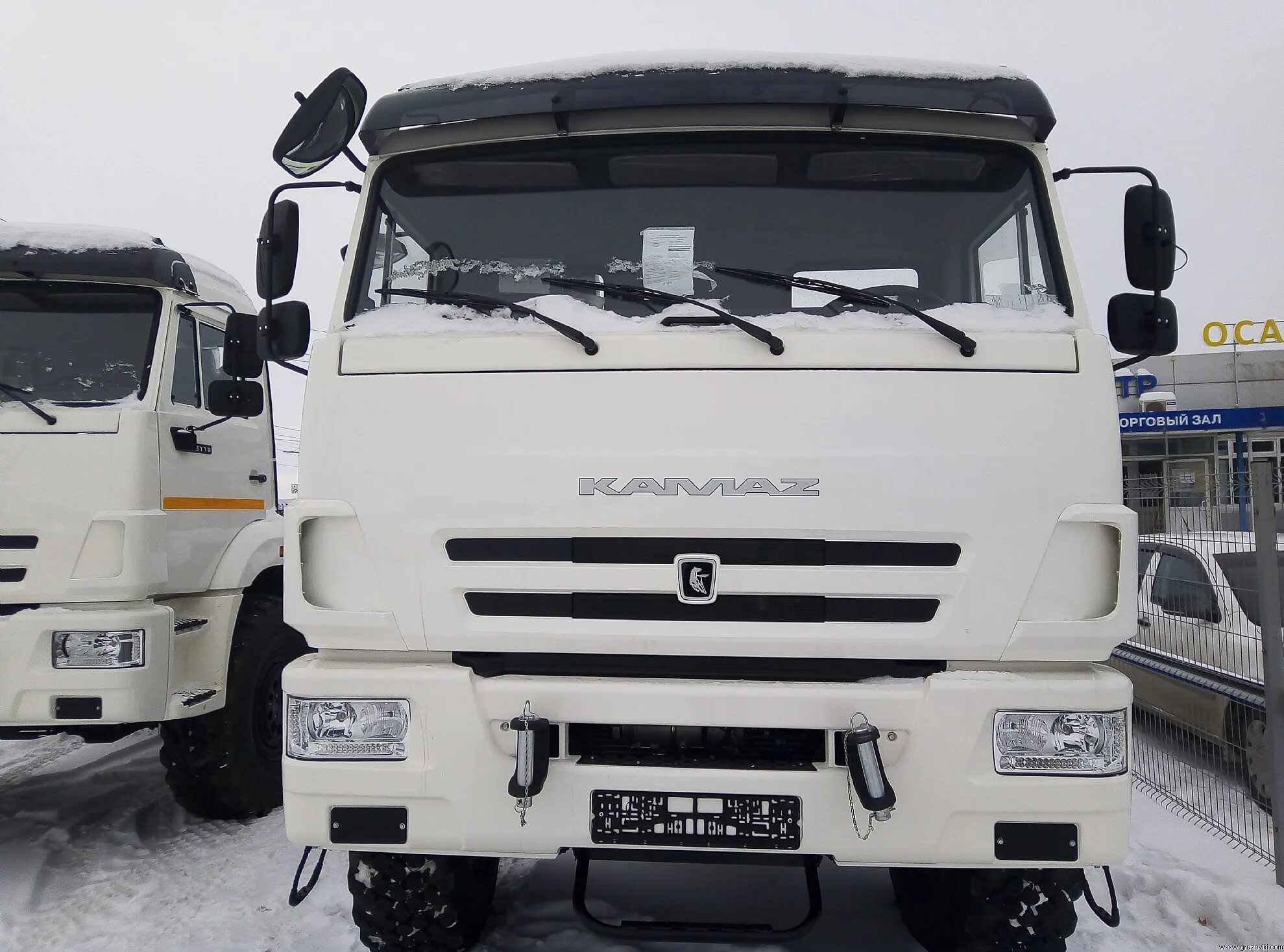 Камаз под белым покрывалом. Камаз 43118 для севера. Камаз белый. Камаз белый. Белые камазы гумконвой донбасс.