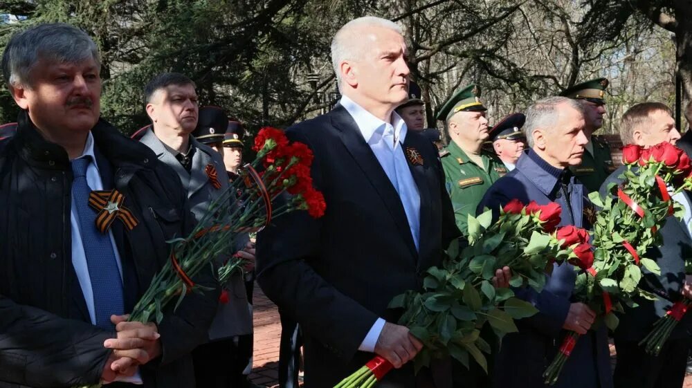80 лет со дня освобождения симферополя. Место для возложения цветов. освобождение крыма от немецко-фашистских захватчиков. день освобождения симферополя. возложение цветов к могиле неизвестного солдата.