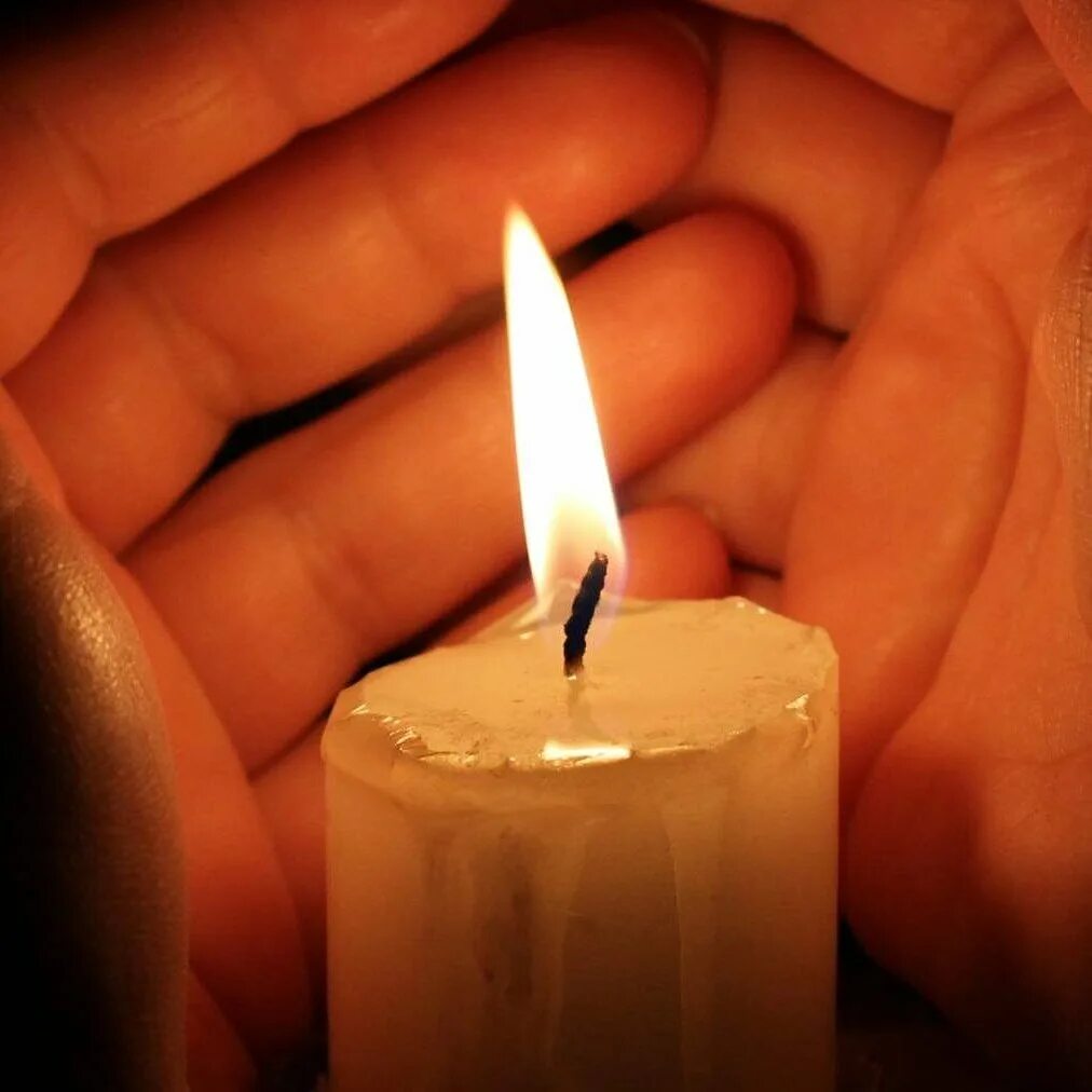 Свеча памяти. Свеча скорби. Свеча траур. Свеча в память о погибших. Одиноко свечи горят