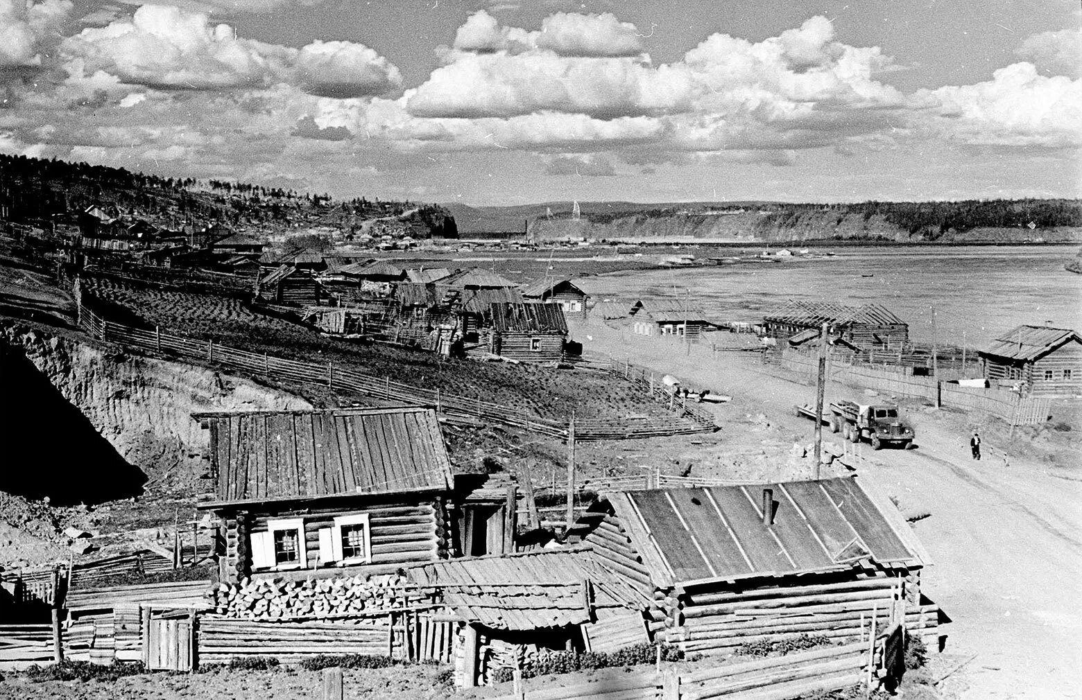 Деревня Падун Братск. Старый Падун Братск. Братск до затопления. Деревня Матера на реке Ангара. Город и деревня в истории