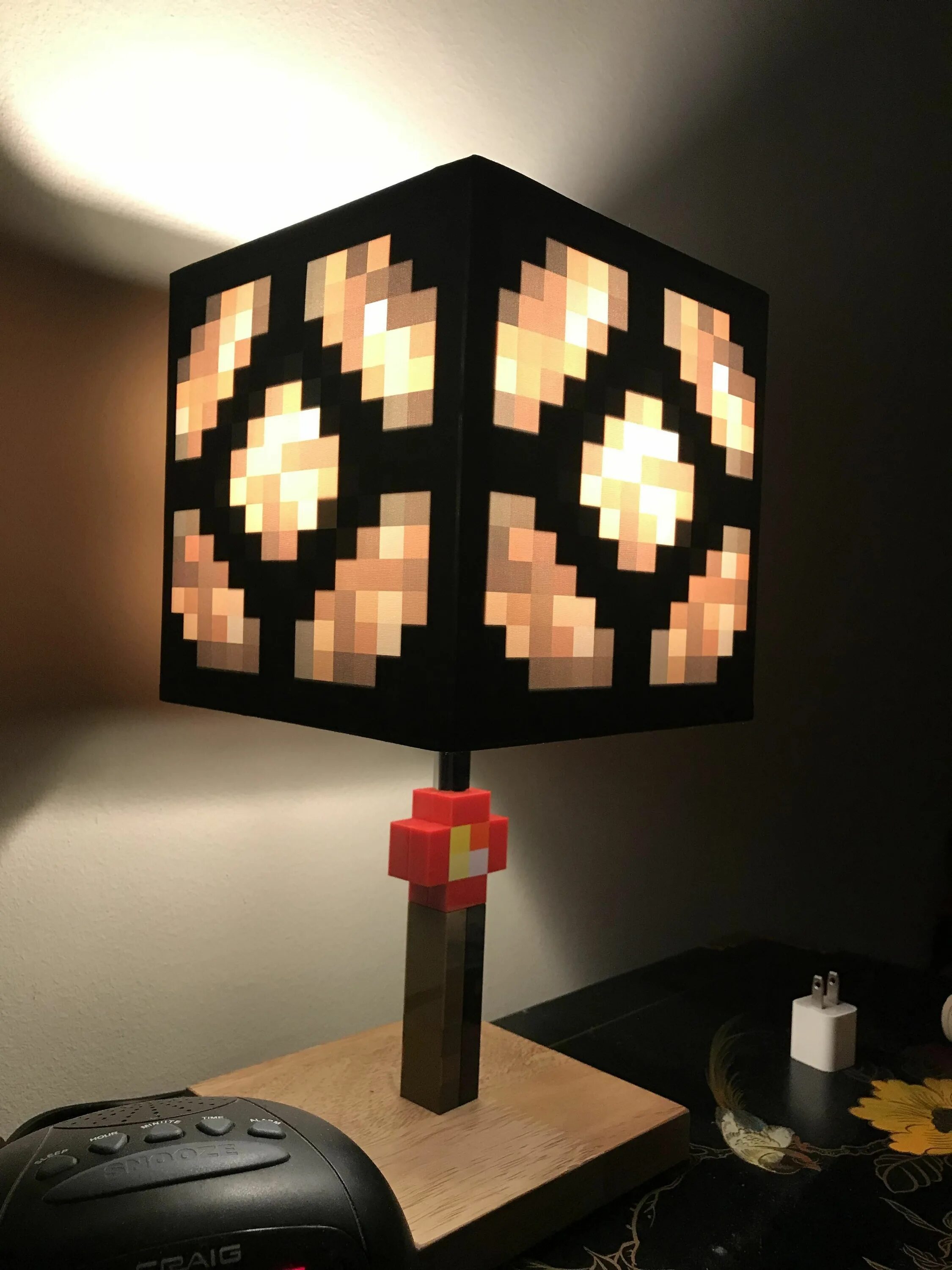 Майнкрафт Redstone Lamp. Редстоун лампа майнкрафт. Крафт редстоун лампы. Майнкрафт ночник редстоун.