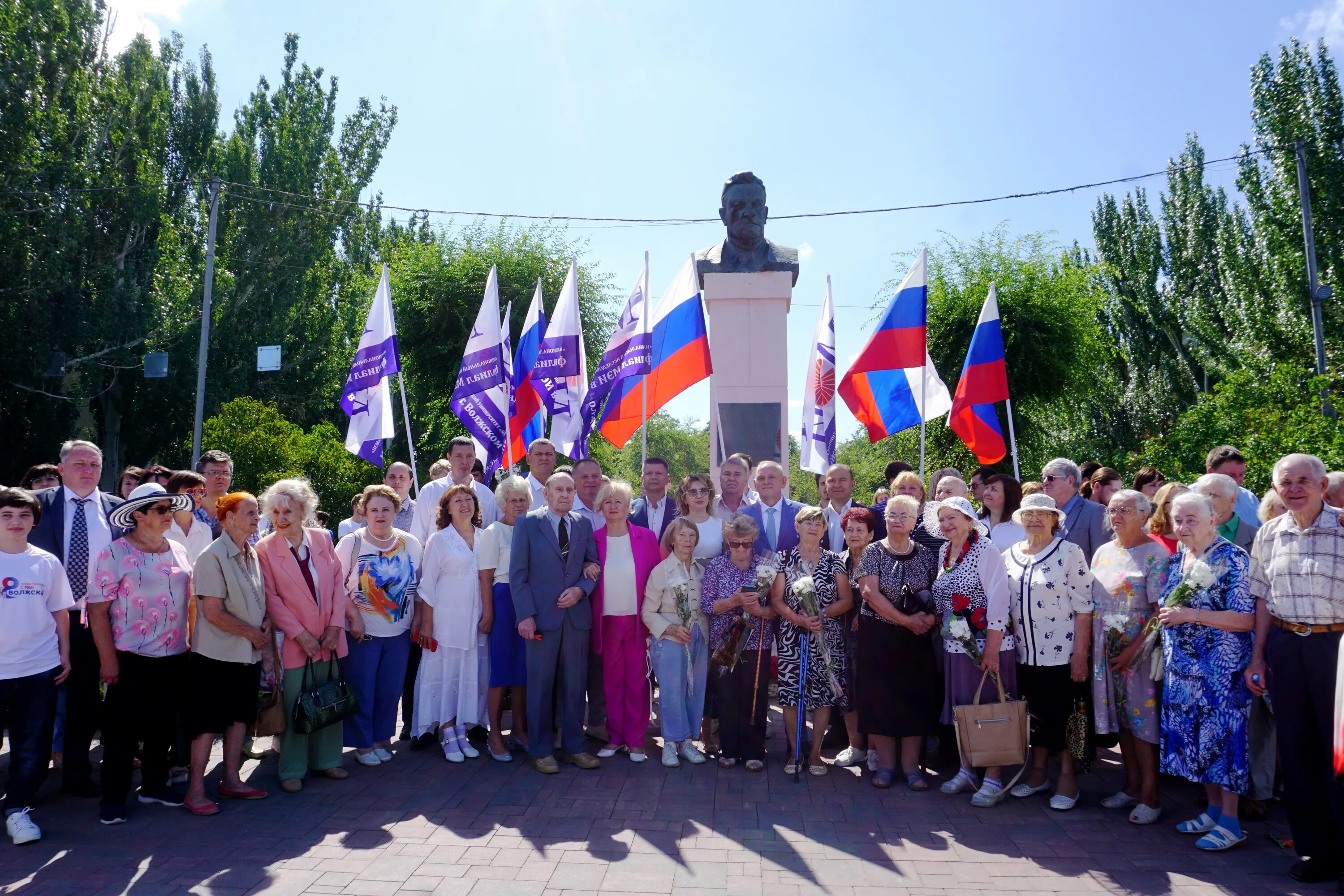 Жители города на празднике. Волжский Волгоградская область день города. Волжский день рождения города. Город Волжский мероприятия.