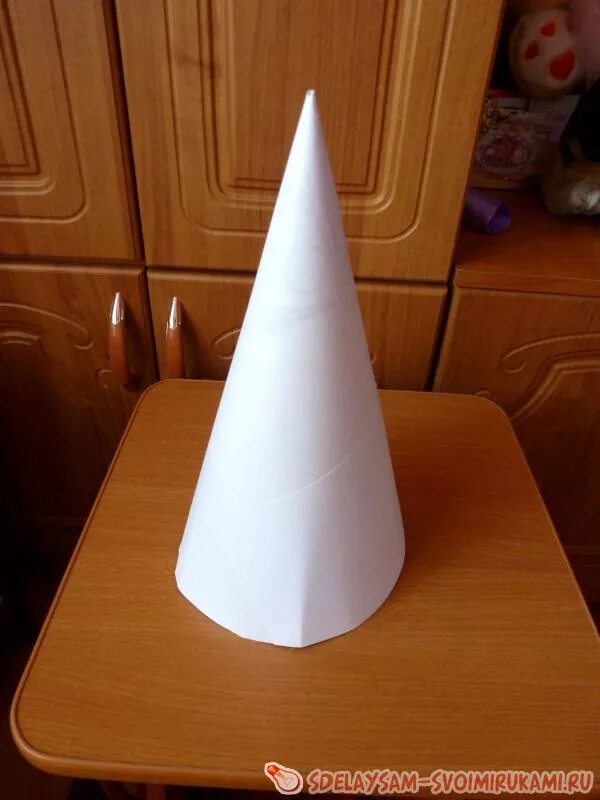 Заготовка для конуса. Как сделать конус фото. Конусная елка из картона. Как сделать конус из бумаги. Конус большой из картона.