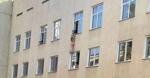 Под окнами роддома я стою