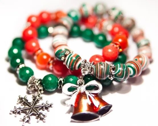 браслеты на новый год. новогодний браслет. браслет красный с бусинками. новогодние браслеты из бусинок. браслетик новогодний.
