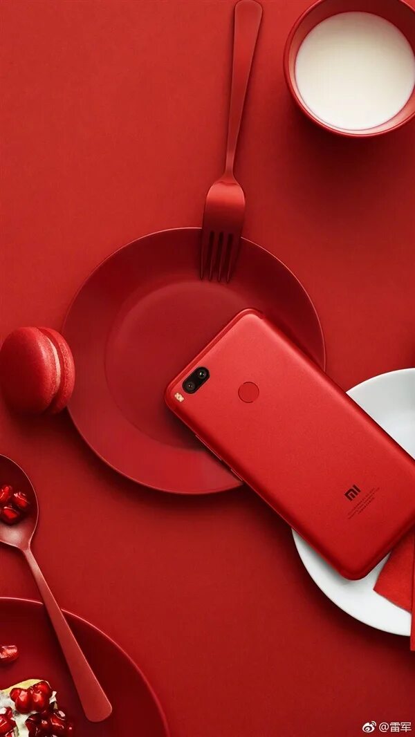 Алая 10 телефон. Красный смартфон. Небольшие смартфоны в Красном цвете. Смартфон красный в интерьере. Смартфон в красной коробке.