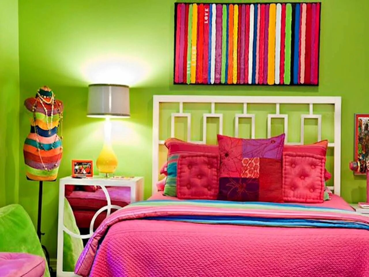 Яркая спальня в современном стиле. Спальня в ярких тонах. Разноцветные стены. Комната в ярких тонах. Take your room