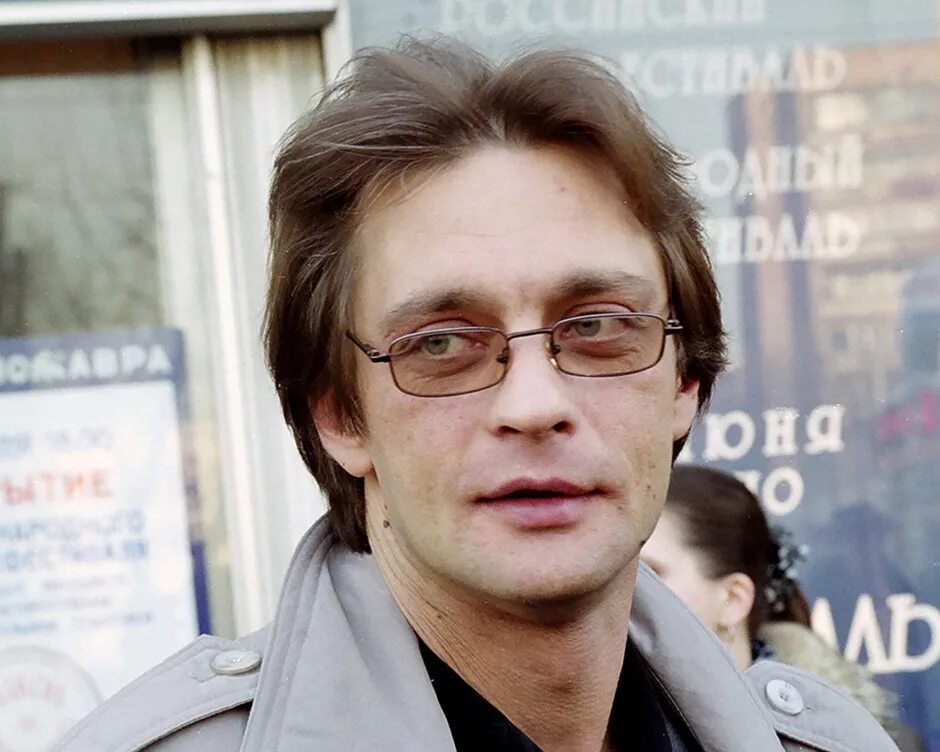 Сколько лет домогарову александру в 2024. Дмитрий александрович домогаров. Александр домогаров 2003. Идиот домогаров. Александр домогаров 1990.