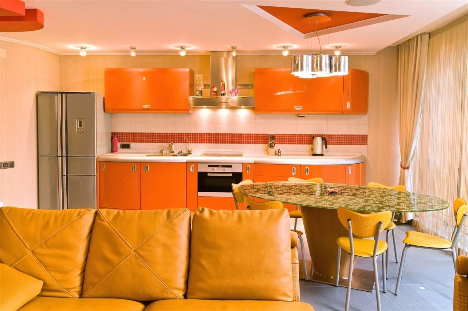 Какие цвета сочетаются на кухне. Кухни оранжевого цвета. Кухонный гарнитур оранжевого цвета. Оранжевая кухня в интерьере. Оранжевые стены на кухне.