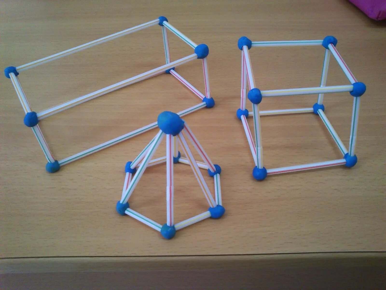 объемный куб из зубочисток. многогранник из спичек. объемные фигуры из спичек. фигуры из зубочисток и пластилина. многогранник из палочек.