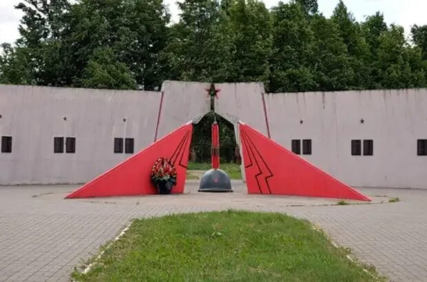 Памятник в поселке снегири. Мемориальный комплекс рубеж славы. Снегири мемориальный комплекс рубеж славы. Мемориал рубеж славы в Снегирях. Рубеж славы Волоколамское шоссе.