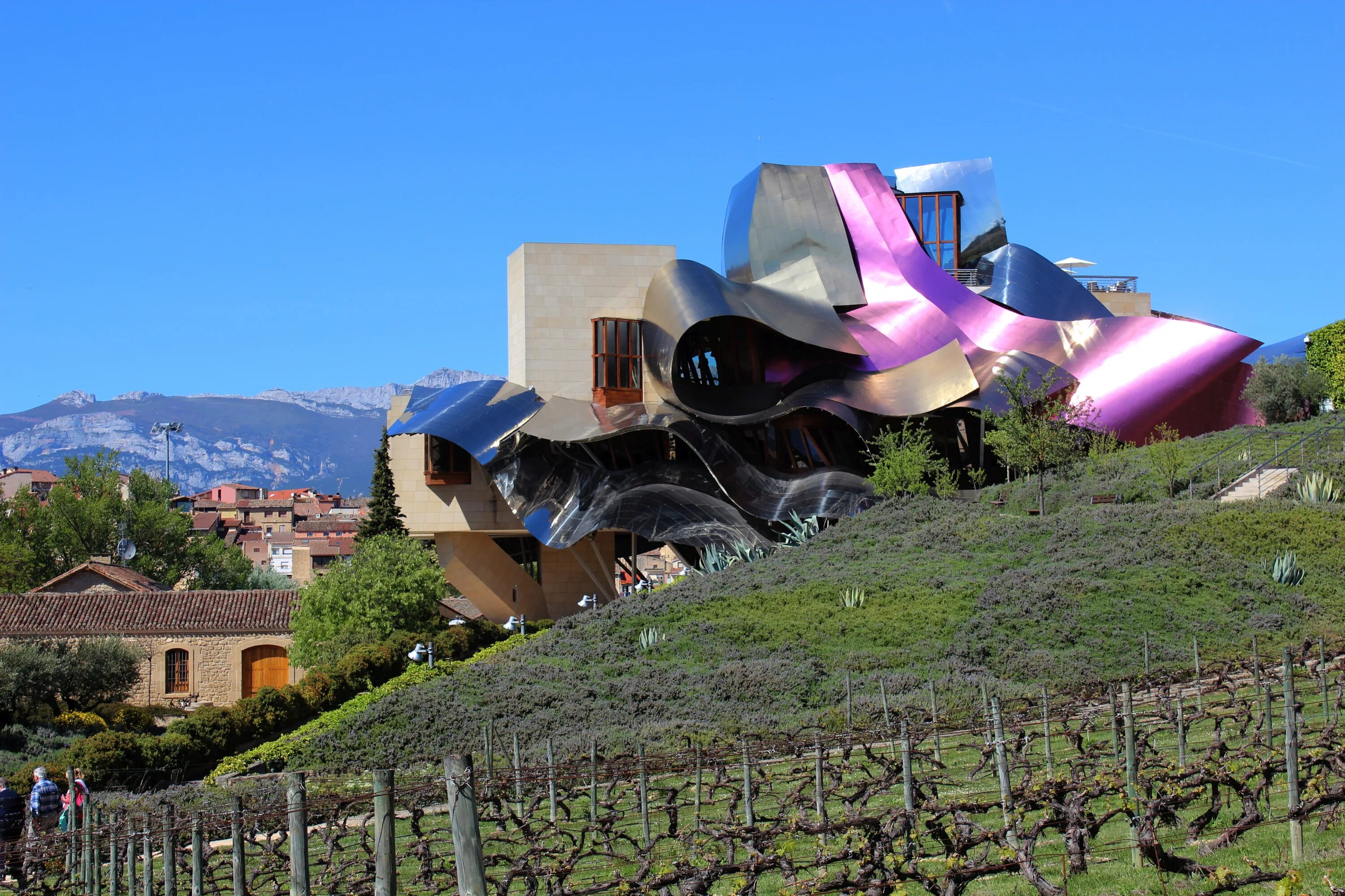 Marques de Riscal бодега. Винодельня Бодегас Исиос в Испании. Мрия винодельня робот. Отель marques de Riscal (Маркес де Рискаль), Риоха, Испания (2006 г.).