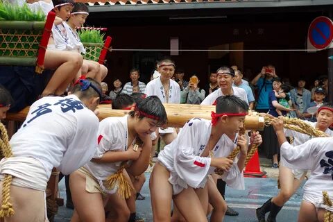 町 内 に 繰 り 出 し た 子 供 山 笠(弐) .