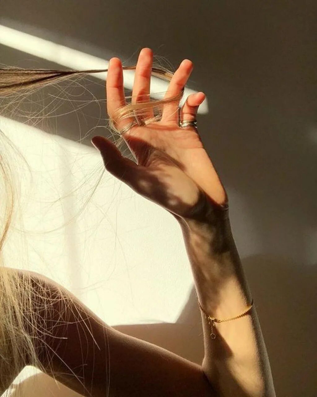 Красивая рука девочка. Рука девушки. Красивые руки Эстетика. Красивые руки девушки.