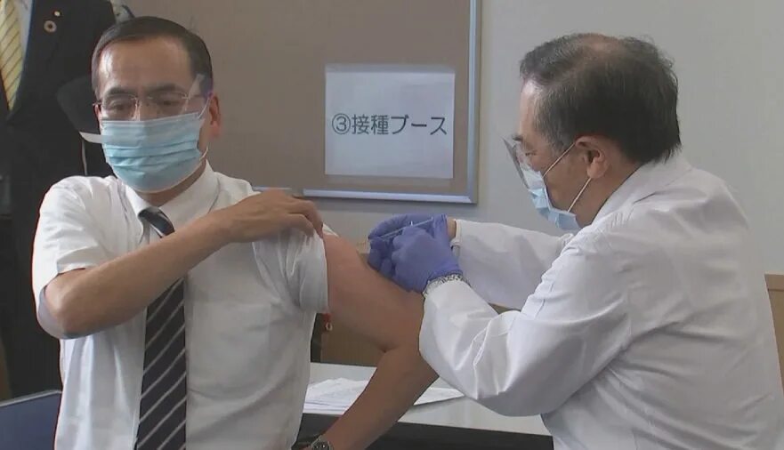 Вакцины японии. Вакцинирование в Японии. Прививки в Японии. Вакцинация в Японии одежда.