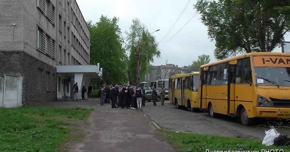Днепродзержинск днепропетровская область. Вид на проезжую часть и деревья. Нетипичный днепродзержинск. Каменское днепродзержинск. Типичный днепродзержинск.