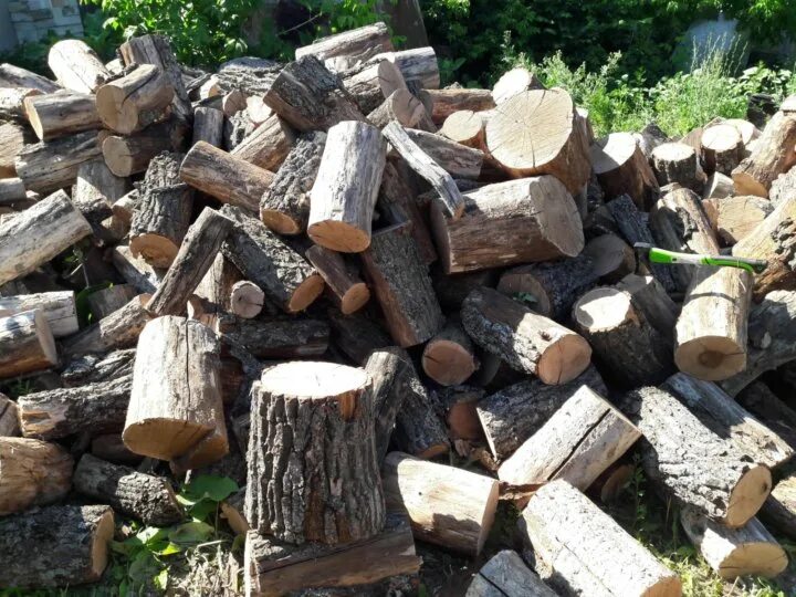 куб дубовых дров. куб дубовых дров. куб дубовых дров. дубовое полено. дрова на поддонах.