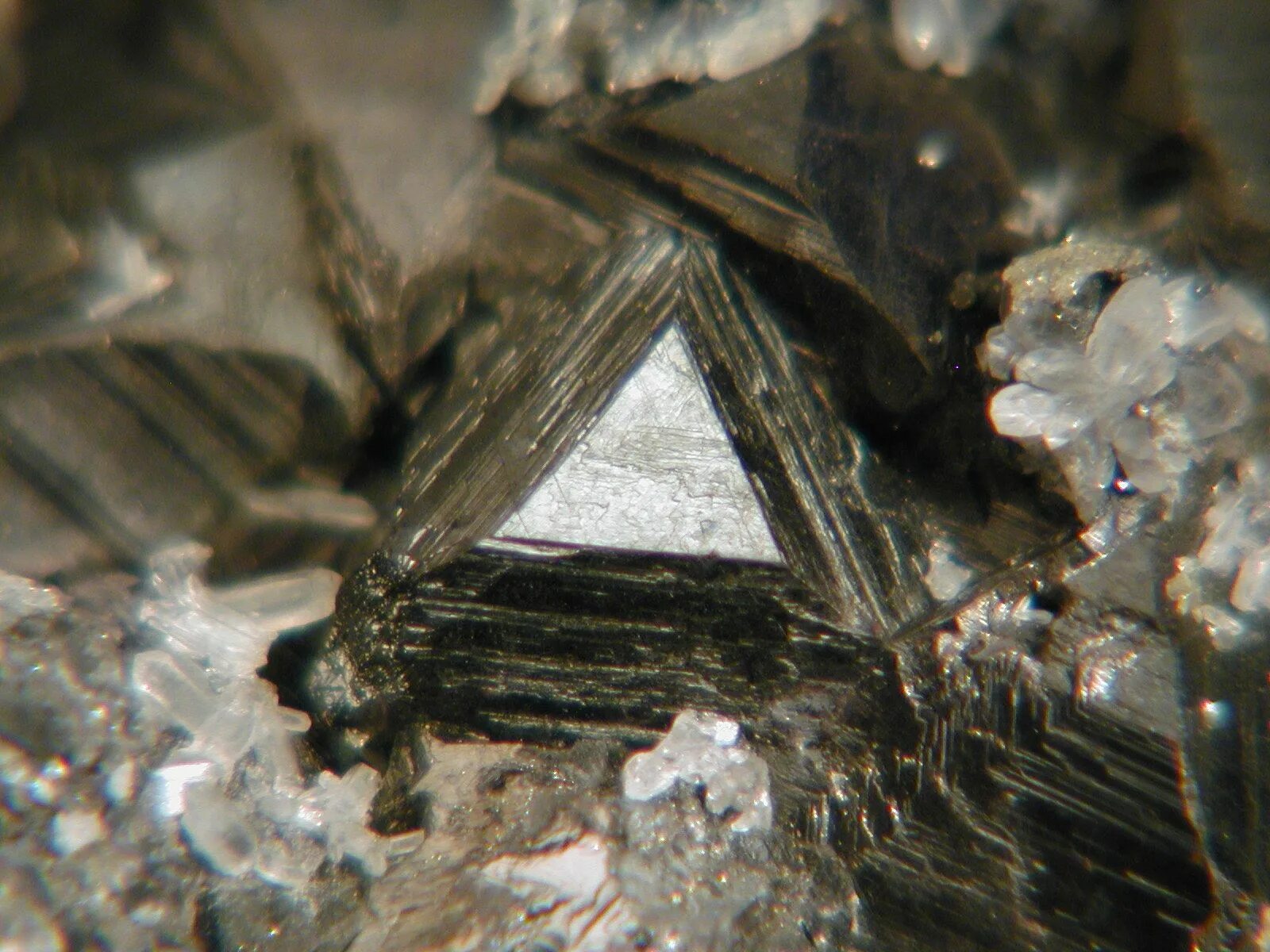 Минерал цинкит Кристалл. Сфалерит форма кристаллов. Руда тетраэдрические Кристаллы. Сфалерит необработанный.