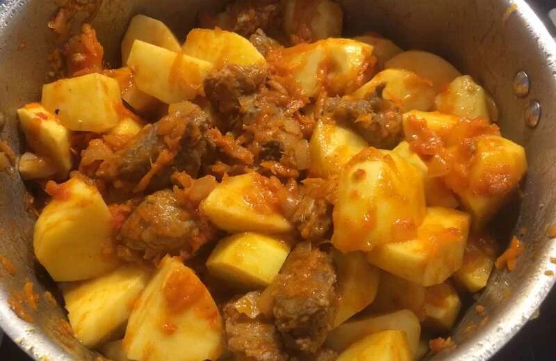 Тушеная картошка с говядиной в казане рецепт. Тушёная картошка с мясом. томленая картошка с мясом. тушёная картошка с мясом в кастрюле. тушёная картошка с говядиной в кастрюле.