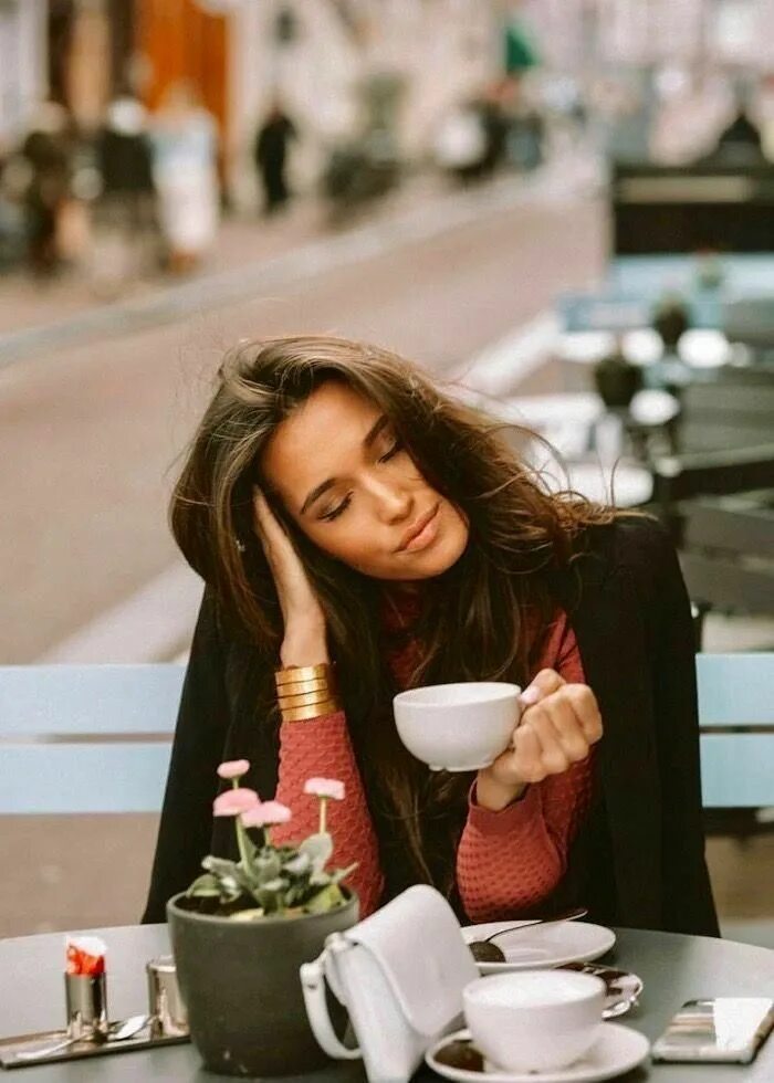 Девушка пьет кофе. Фотосессия в кофейне. Девушка с чашкой кофе. Фотосессия с чашкой кофе. Спокойная девушка какая