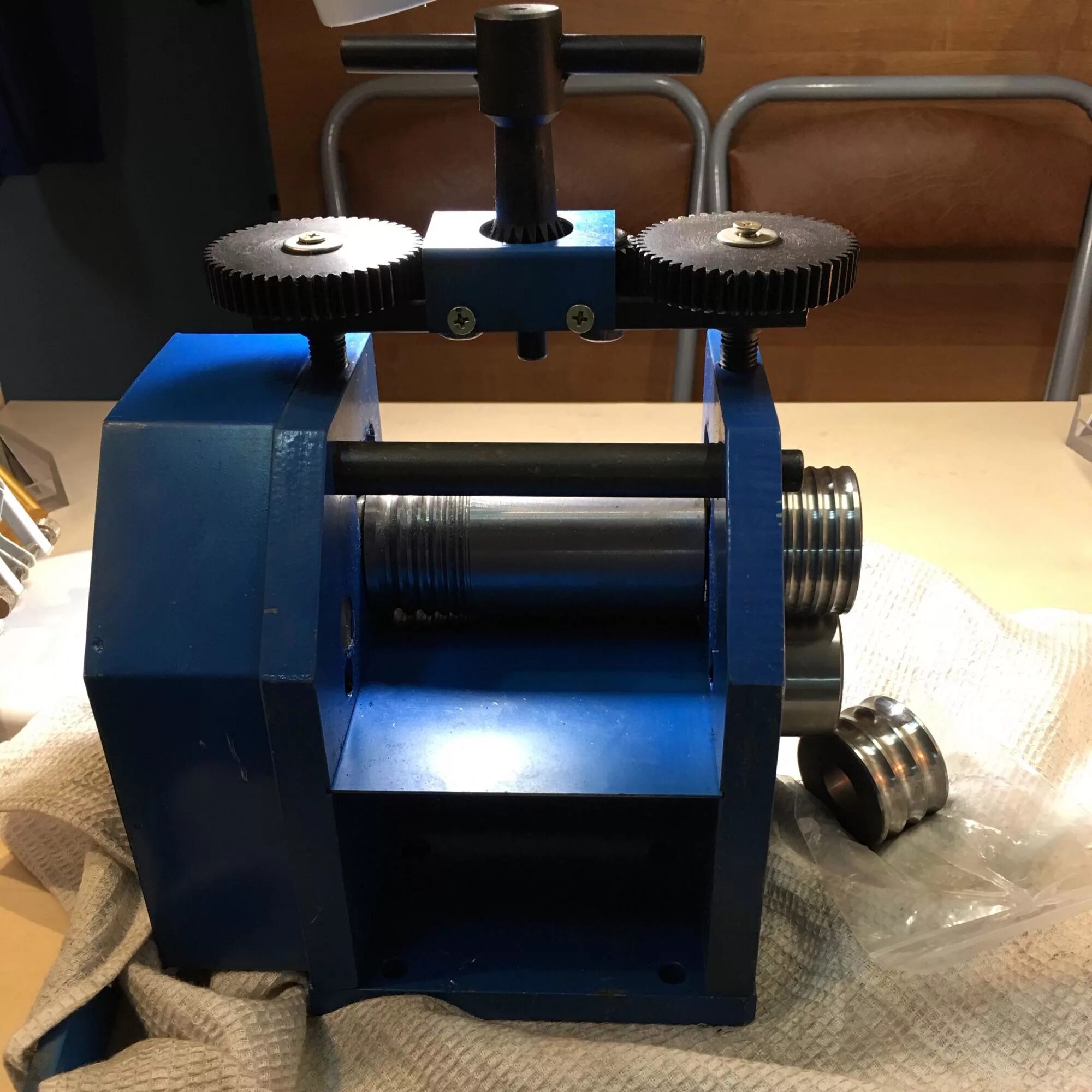 Пресс вулканизатор plus 1200/1200 кг вес. Вальцы ручные ювелирные markiz mz2000. Пневмогравер grs. Анка плоская с пунзелями 4-40 мм. Импульсная микросварка, точечная сварка.