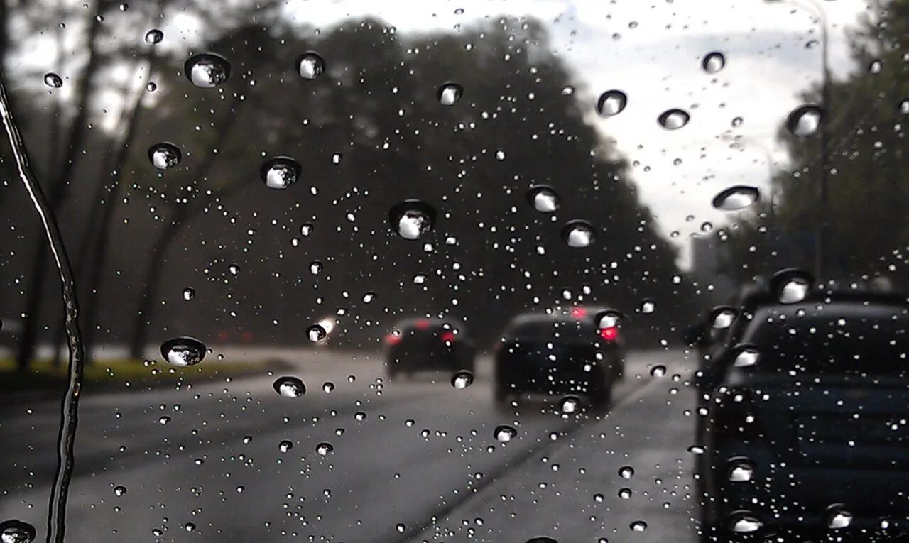 Машина дождь. Дождь на стекле машины. Дождь на окне автомобиля. Дорога дождь машина.