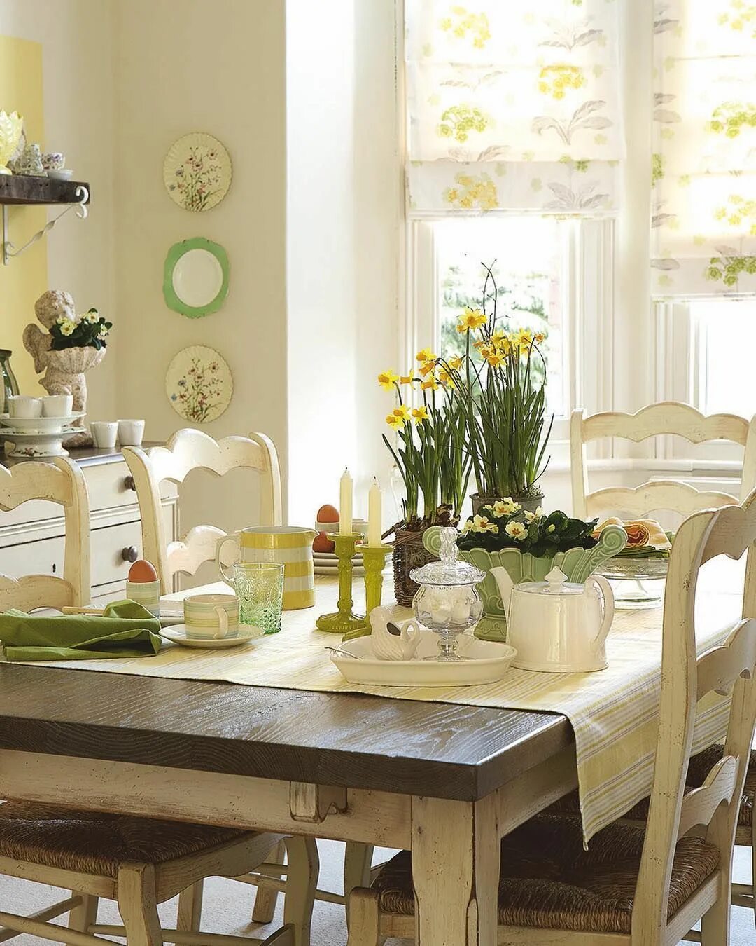 Украсить столовую. Украшение обеденного стола. Декор для кухни. Кухонный стол в интерьере. Декор обеденного стола на каждый день.