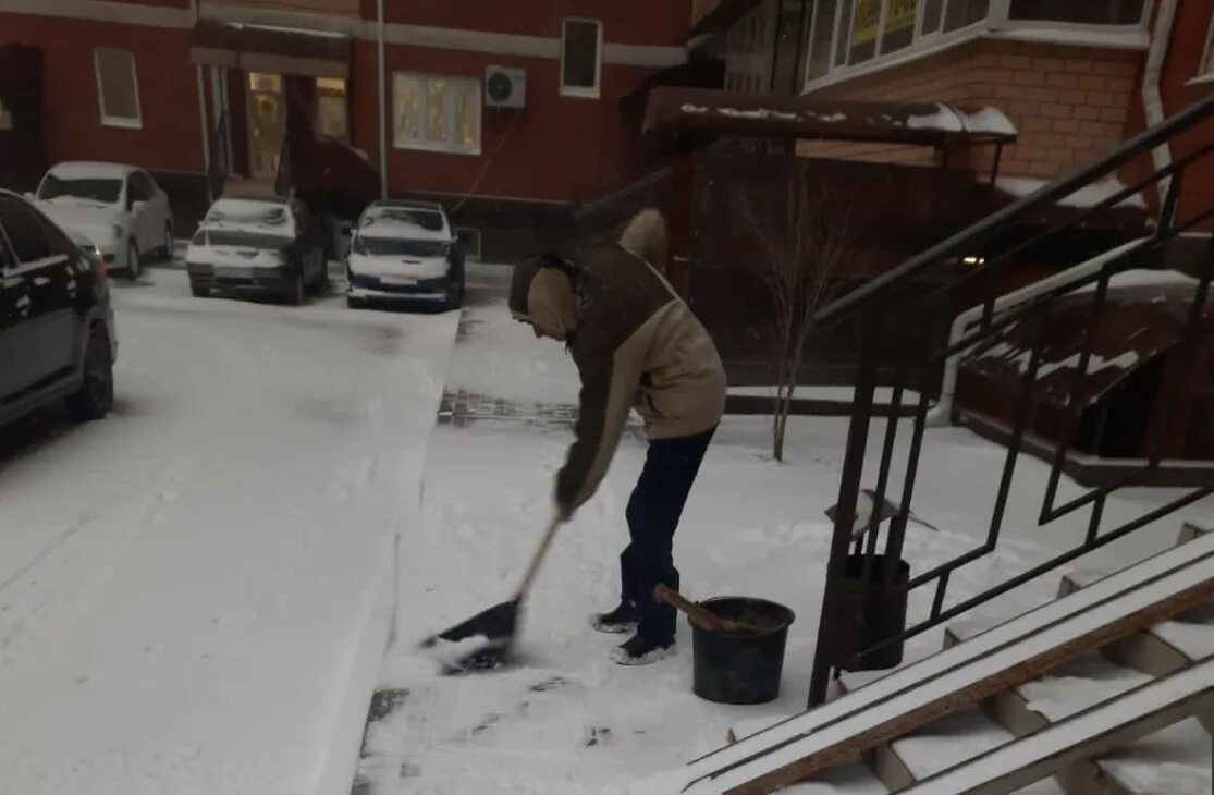 Убрали на школьном снег дворе. Снег во дворе. убирает снег. снежный двор. снег во дворе мкд.