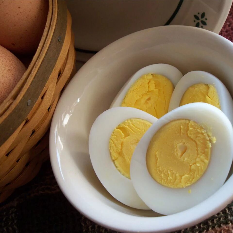 Зеленый желток. Вареные яйца. Яйца домашние вареные. Желток вареного яйца. Яичный желток вареный.