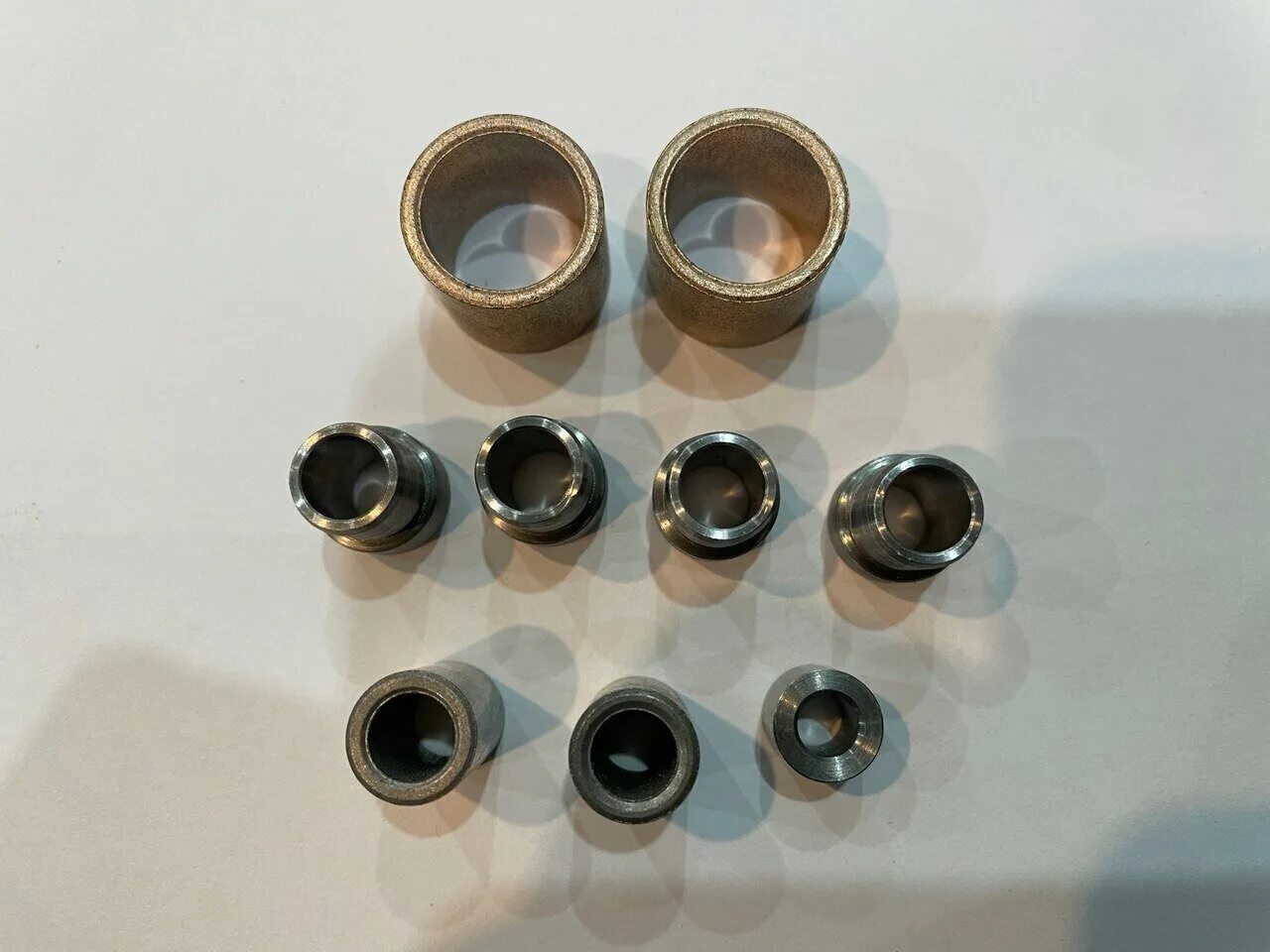 Втулка направляющая гбц 2101. Втулка направляющая кпп 2108. Втулка установочная кпп 2108. Направляющие втулки кпп ваз 2108. Направляющие кпп.