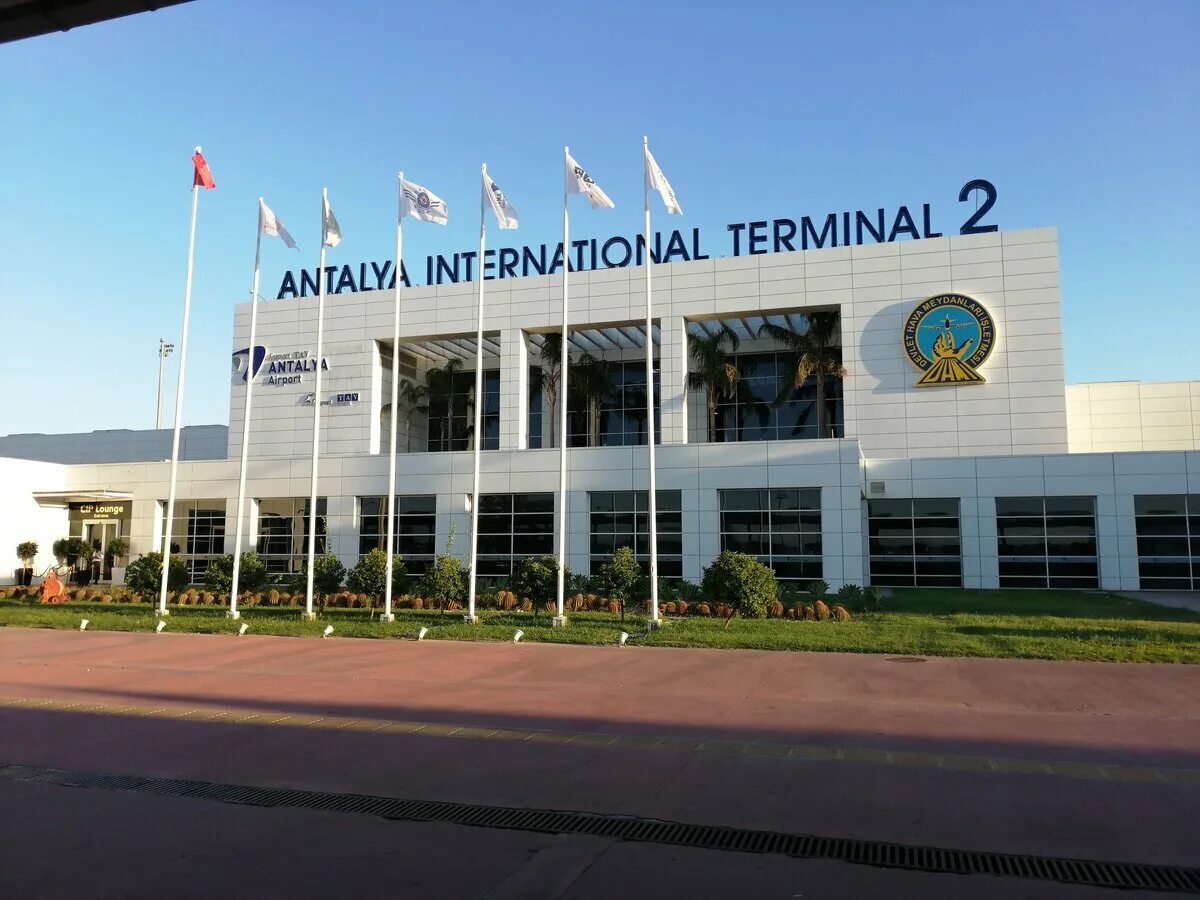 Международный аэропорт Анталия. Аэропорт Анталия в Турции. Анталия аэропорт Международный AYT. Аэропорт в Турции Анталия внутри.