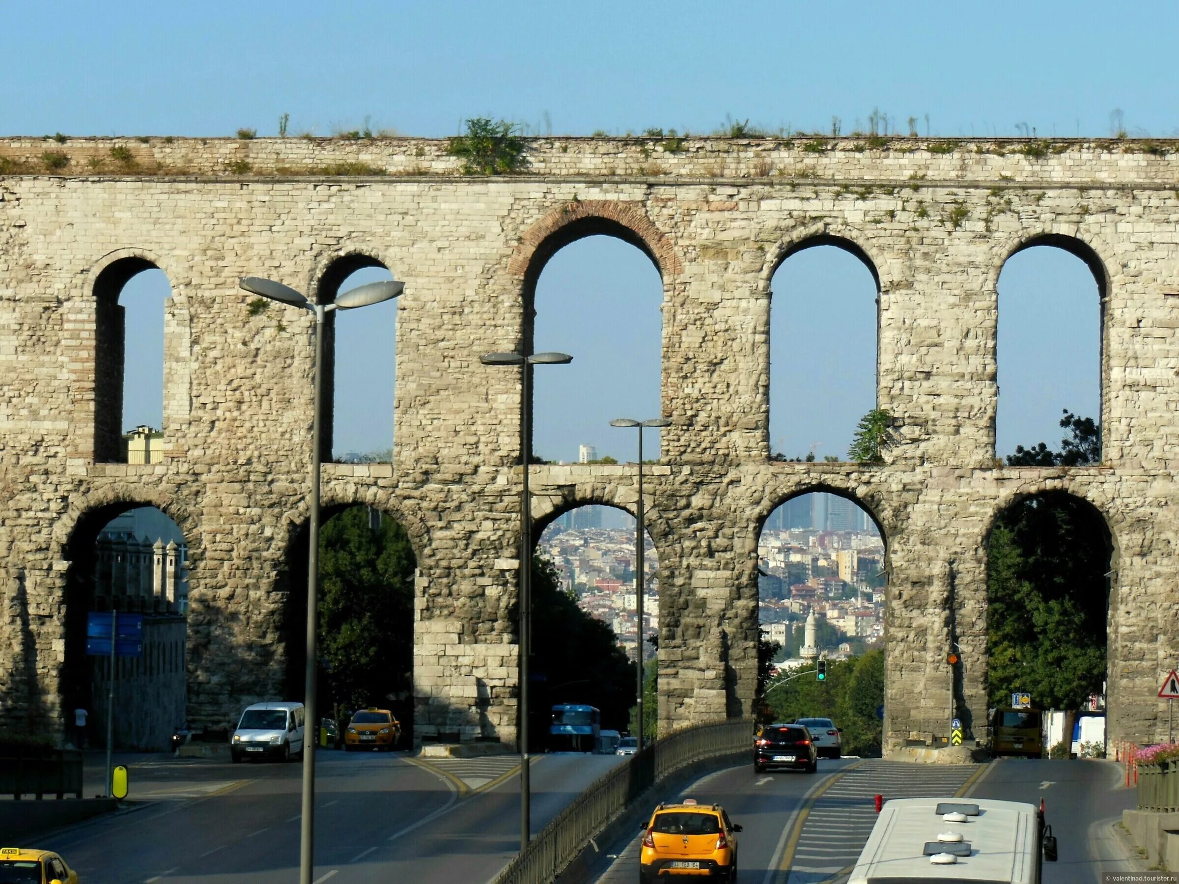 Акведуки византии. Город с акведуком валента. Акведук валента достопримечательности стамбула. Акведук валента в стамбуле. Город с акведуком валента.