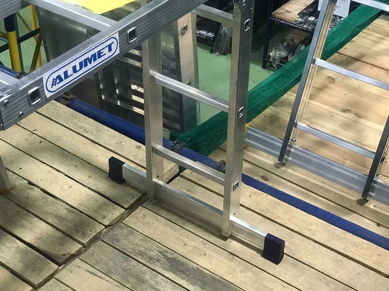 Пристенная квадратная опора алюмет ак002. Алюмет ак003. Коньковый крюк sevenberg передвижной. Коньковый крюк zarges 40980. Алюмет ак003.