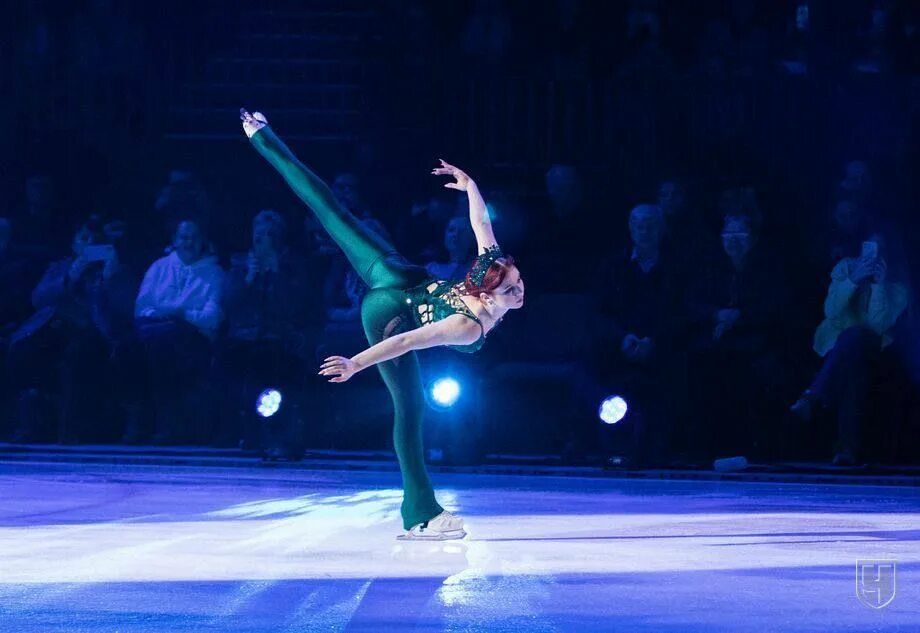 Фигурное шоу русалочка. Фигурное шоу русалочка. Русалочка. Александра трусова возраст 2022. Шоу русалочка александра трусова.