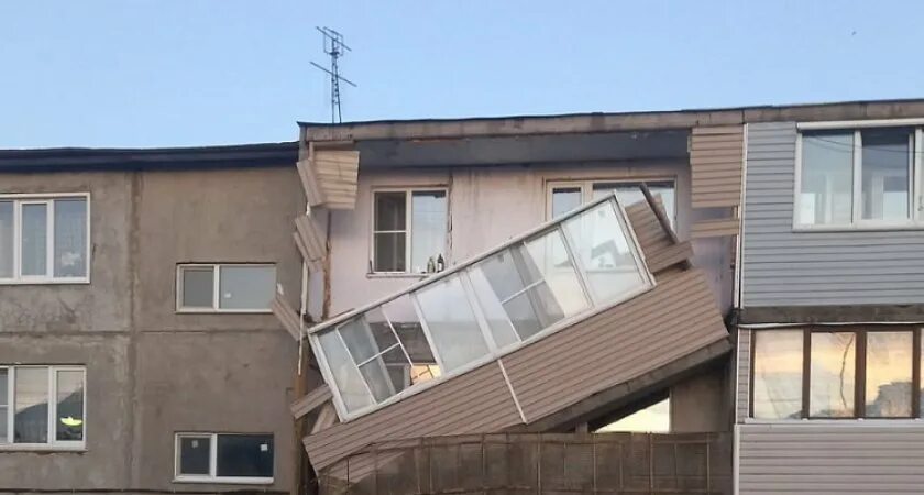 Дом новости 17.03 2024. Обрушился балкон. Дом с балконом. Угол дом балкон. Балкон в России.